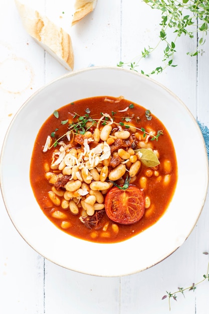 Witte bonen gekookt in huisgemaakte tomatensaus