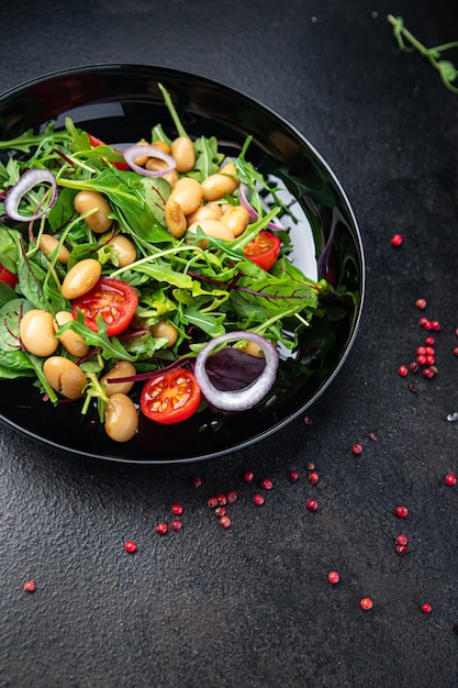 Witte bonensalade tomaat bladeren sla mix verse gezonde maaltijd eten dieet snack op tafel