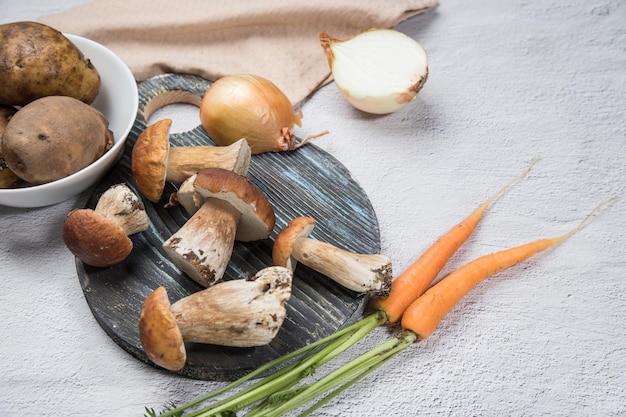 Witte bospaddenstoelen op een lichte ondergrond Biologische paddenstoelen koken