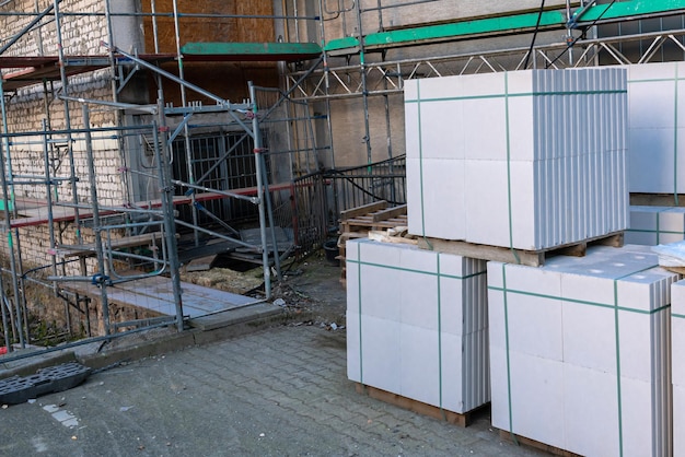 Witte bouwpanelen op houten pallets op een bouwplaats