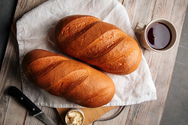 Witte broodbroodjes met boter en koffie