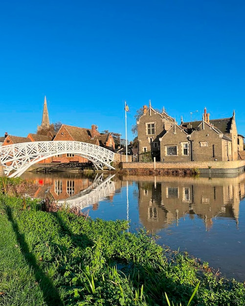 Witte brug in een kleine stad