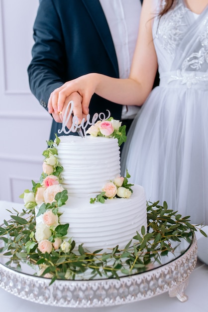 Witte bruidstaart met bloemen