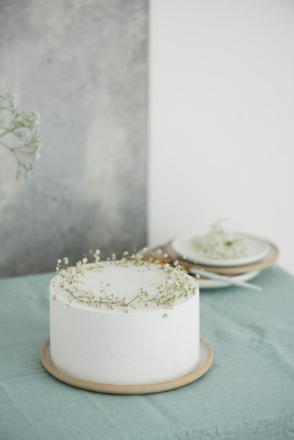 Foto witte bruidstaart met bloemen