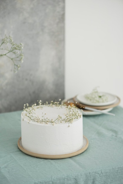 Foto witte bruidstaart met bloemen