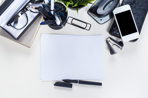 Witte bureau tafel met een heleboel dingen op het bovenaanzicht