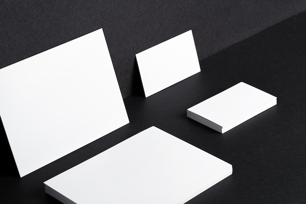 Witte businesscards op zwarte achtergrond sluiten omhoog, kopiëren ruimte