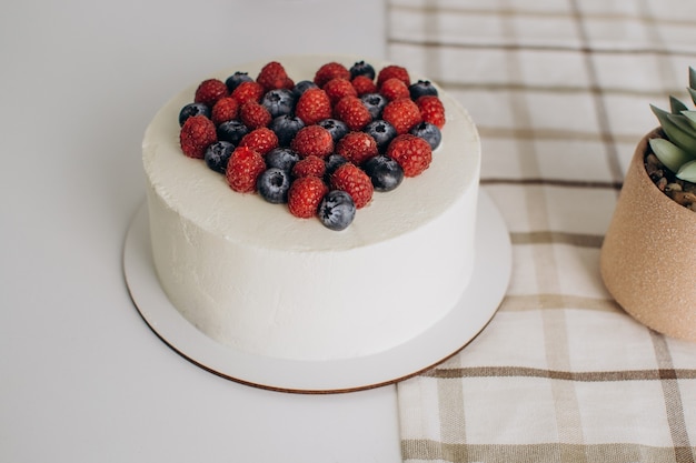 Witte cake met een hart van fruit. Valentijnsdag.