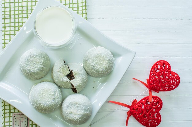 Witte cake met kokosvlokken en een glas melk bovenaanzicht