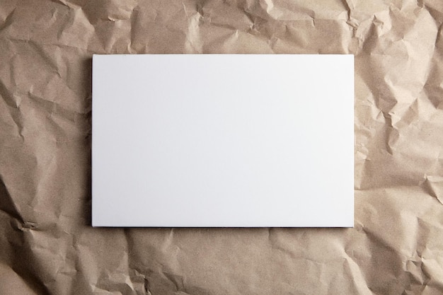 Witte canvas mockup op ambachtelijk papier achtergrond