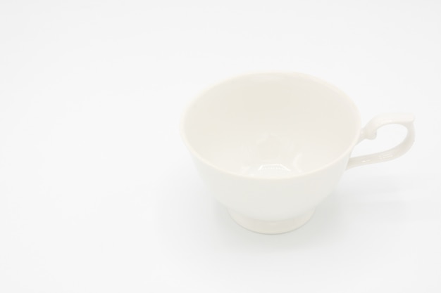 Witte ceramische koffiekop op witte achtergrond