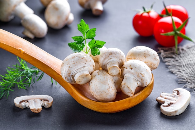 Witte champignon voor het bereiden van zelfgemaakte heerlijke champignongerechten