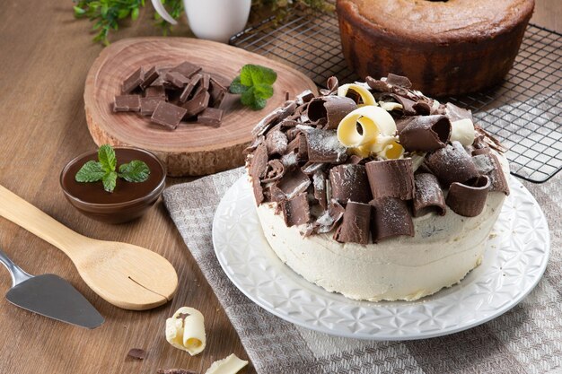 Witte chocolade en donkere chocoladetaart twee liefdes op houten tafel Verjaardags- en bruidstaart