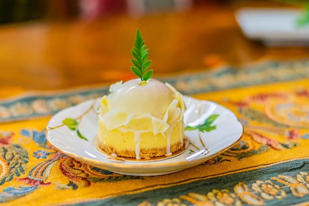 Witte chocolade, geassorteerd met bessencake geserveerd in een witte plaat