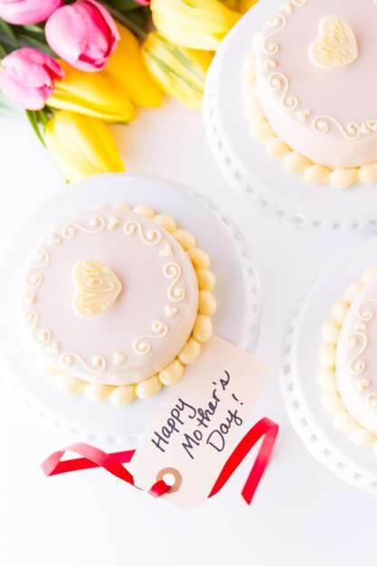 Witte chocolade honing lavendel cake gemaakt met biscuit doordrenkt met honing en gevuld met lagen lavendel mousse, omhuld met witte chocolade.