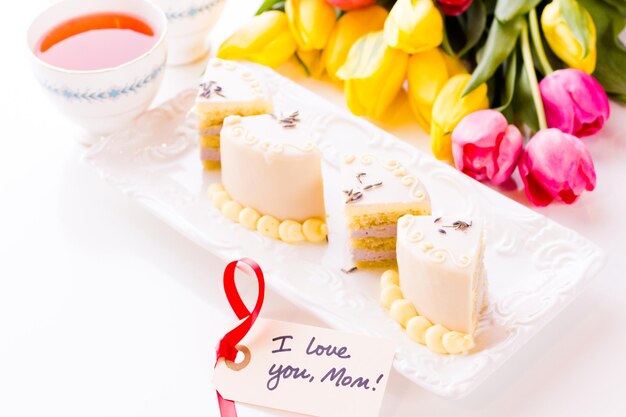 Witte chocolade honing lavendel cake gemaakt met biscuit doordrenkt met honing en gevuld met lagen lavendel mousse, omhuld met witte chocolade.