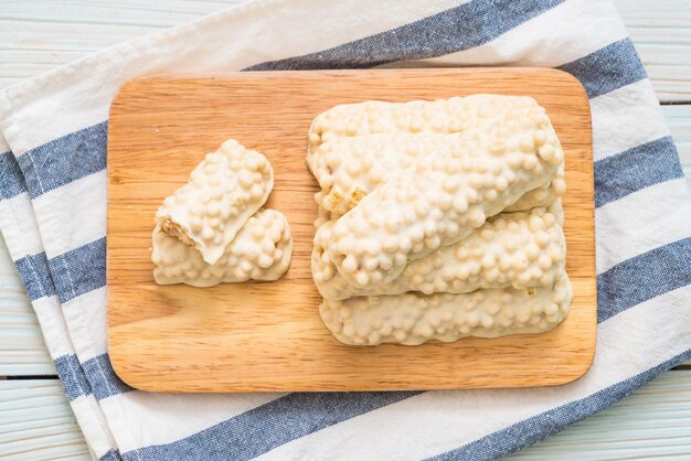 witte chocolade met karamel en krokante krokante bar