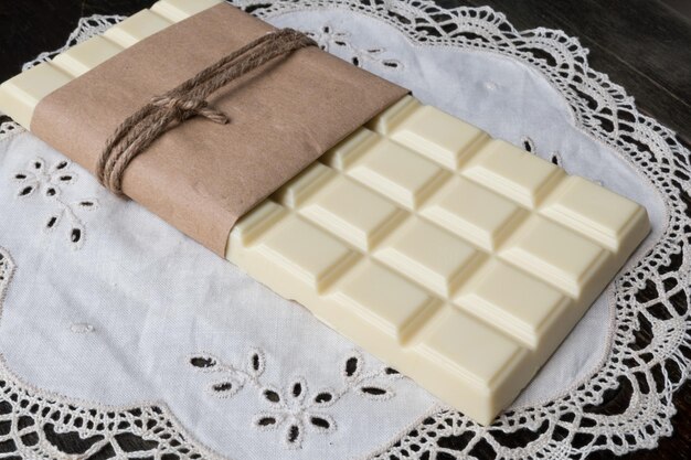 Foto witte chocolade tablet op rustieke achtergrond