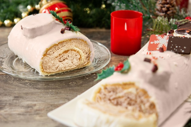 Witte chocolade yule log cake met kerstverlichting