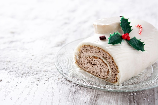 Witte chocolade yule log cake met ornament