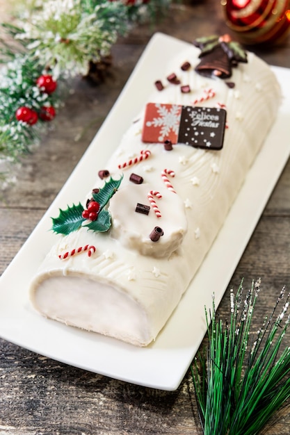 Witte chocolade yule log cake met ornament