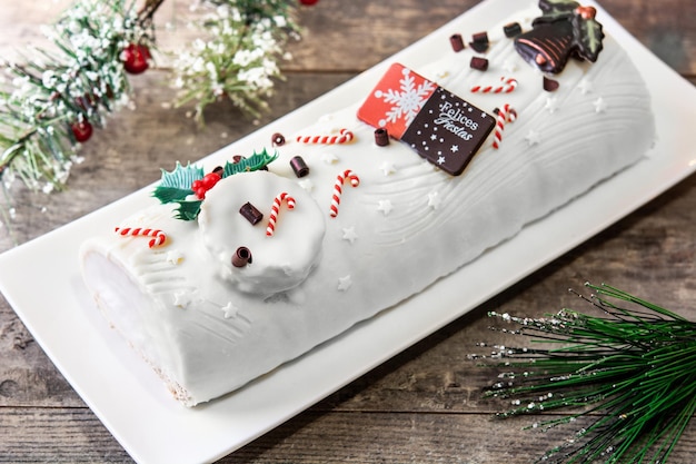 Witte chocolade yule log cake met ornament