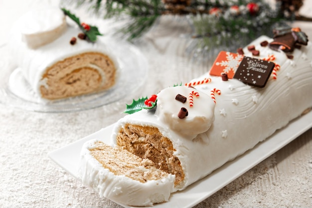 Witte chocolade yule log cake met ornament