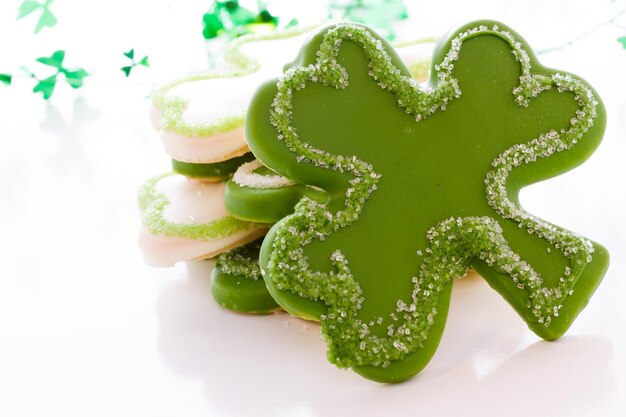 Witte chocoladekoekjes in de vorm van een klavertje vier voor St. Patrics Day.