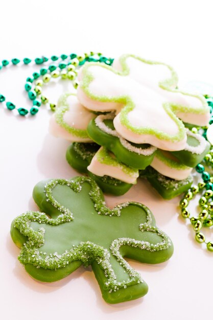 Witte chocoladekoekjes in de vorm van een klavertje vier voor St. Patrics Day.