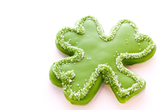 Witte chocoladekoekjes in de vorm van een klavertje vier voor St. Patrics Day.