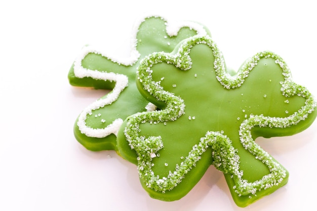 Witte chocoladekoekjes in de vorm van een klavertje vier voor St. Patrics Day.