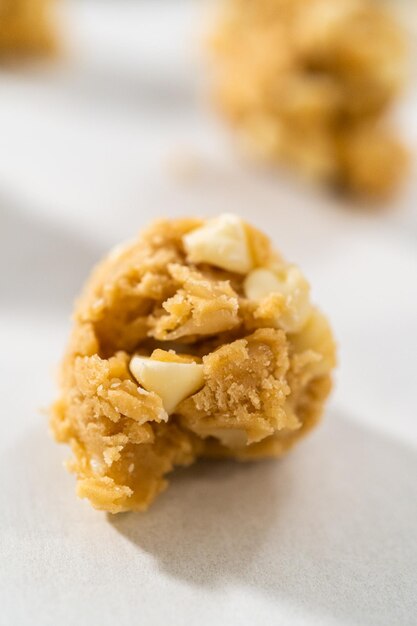 Foto witte chocoladekoekjes met macadamia-noten