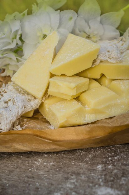 Witte chocoladesnack op bruin gekleurd papier