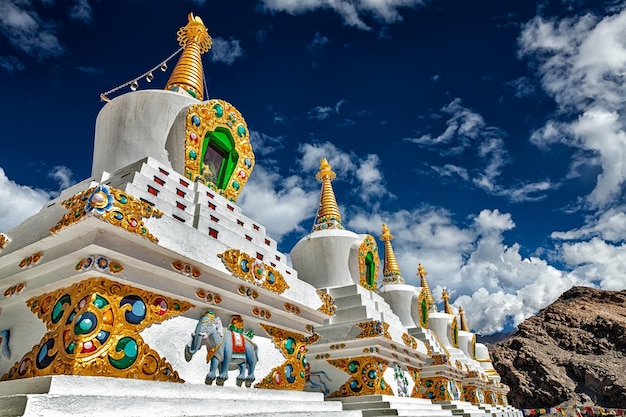 Witte chortens-stoepa's in Ladakh, India