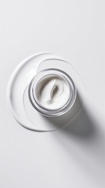 Witte cosmetische crème geïsoleerd op wit