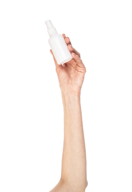 Witte cosmetische spray fles in vrouwelijke handen geïsoleerd op een witte achtergrond