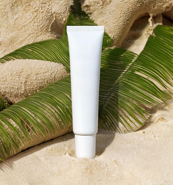 Witte crème buis met kopie ruimte strand achtergrond daglicht concept cosmetisch pakket