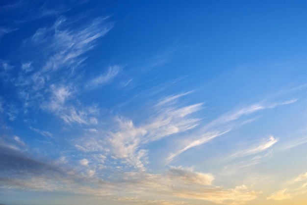 Witte cumuluswolken in blauwe lucht, mooie cloudscape-achtergrond