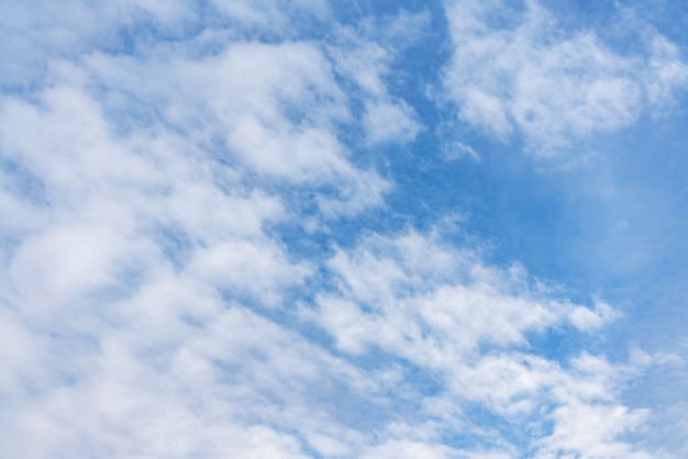 Foto witte cumuluswolken op blauwe hemel