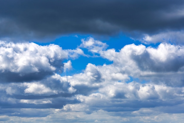 Witte cumuluswolken op blauwe hemelachtergrond natuurlijk fenomeen