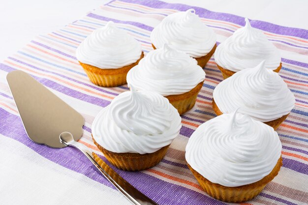 Witte cupcakes op het gestreepte servet