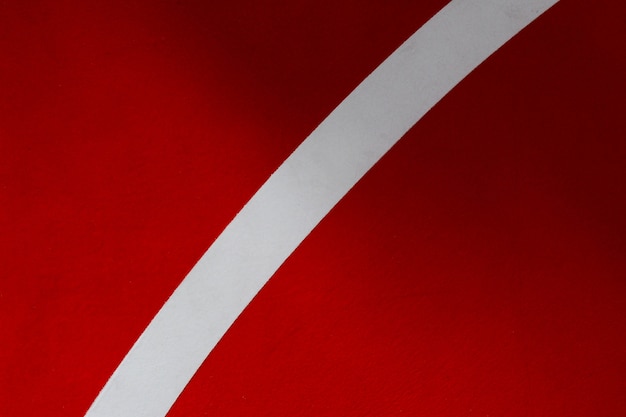Witte curve op rode metalen oppervlak