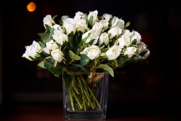 Witte decoratieve rozen in een glas