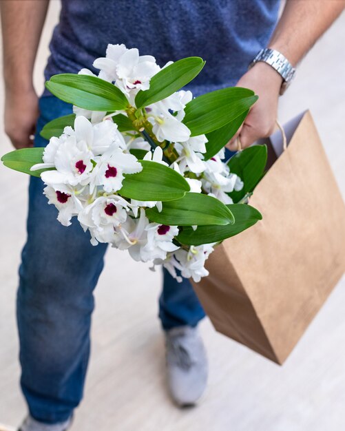 Foto witte dendrobium nobile orchidee bloem in boodschappentas