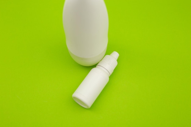 Witte deodorant en witte fles op een felgroene achtergrond