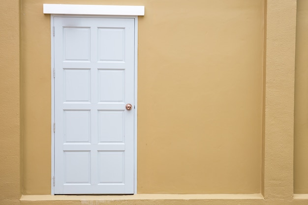 Witte deur klassieke wijnoogst op de achtergrond van de kleuren gele muur