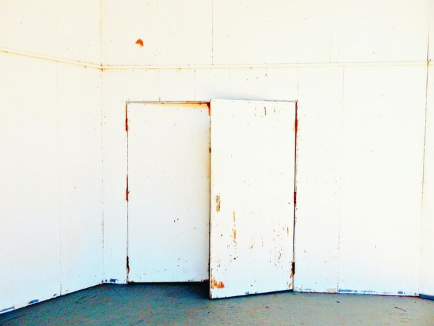 Foto witte deur van het gebouw