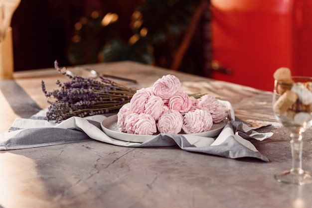 Witte dienblad met verse marshmallows op marmeren tafel met handdoek en lavendel.