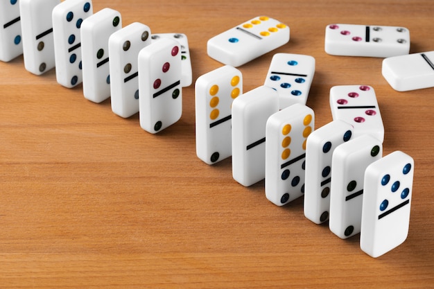 Witte domino dobbelstenen op een houten tafel