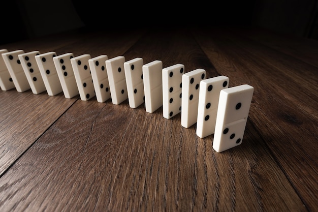 witte domino op bruin hout